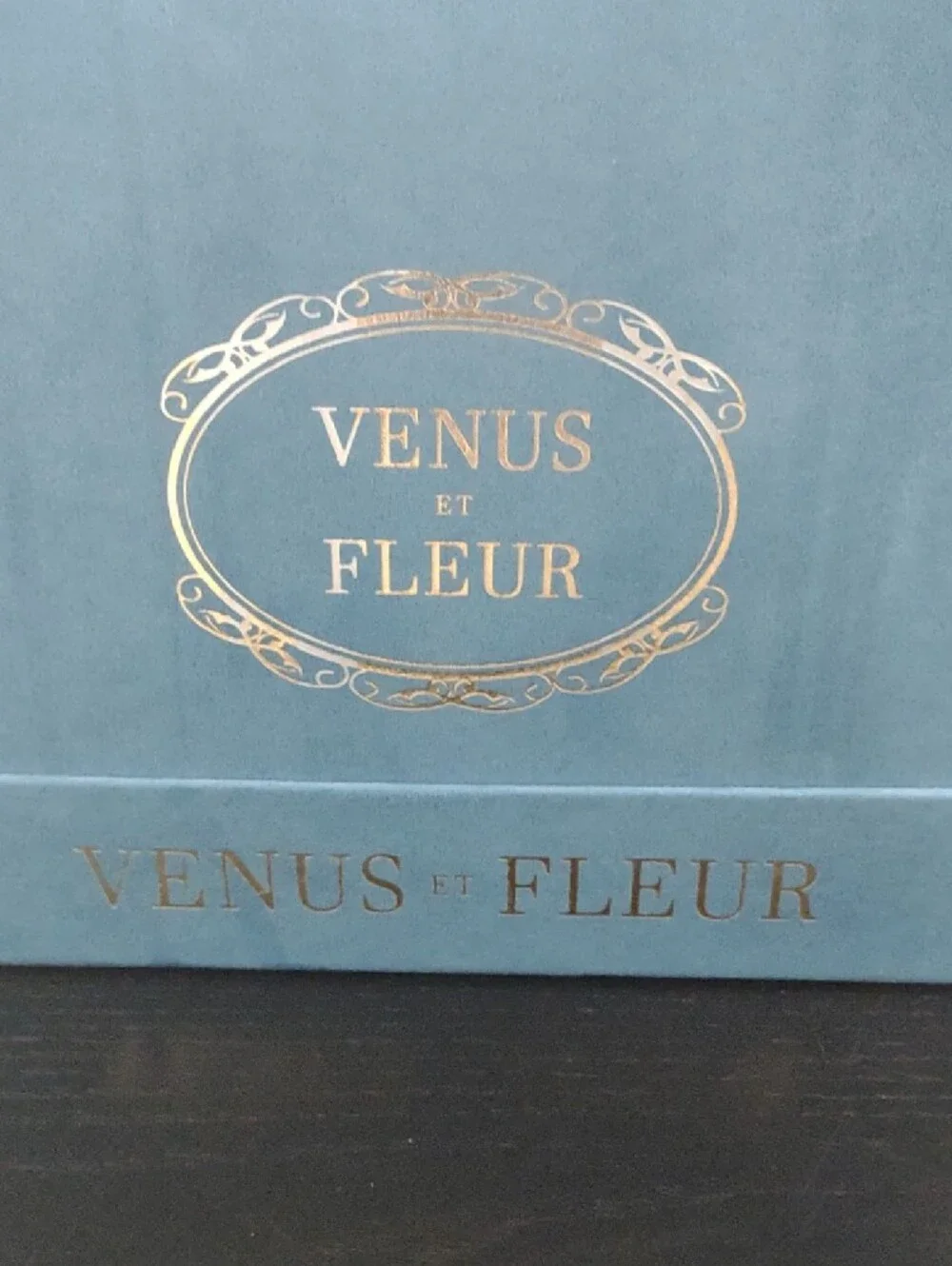 Venus et Fleur White Roses in Blue Velvet Box